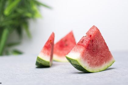 梦见给别人瓜吃,瓜分喜悦，共享美好时光