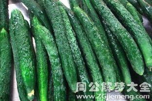 梦见在地边摘瓜吃瓜,地边摘瓜，瓜果飘香的美妙体验