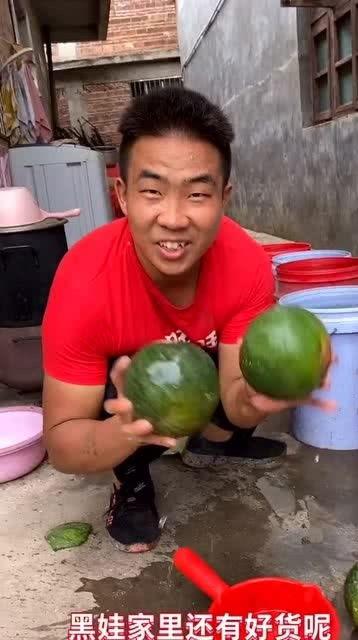 沈阳精神小伙吃瓜,街头热传一幕，揭秘网络热点的背后真相