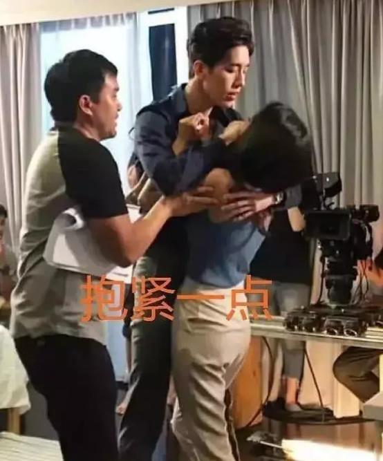 男女拥抱吃瓜视频,男女拥抱吃瓜，甜蜜互动引网友热议