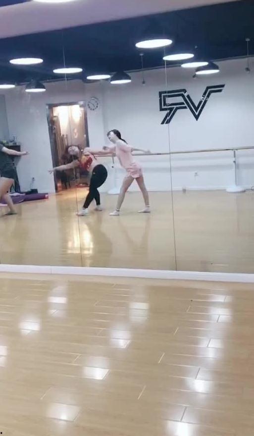 吃瓜新生跳舞视频,校园青春活力满满